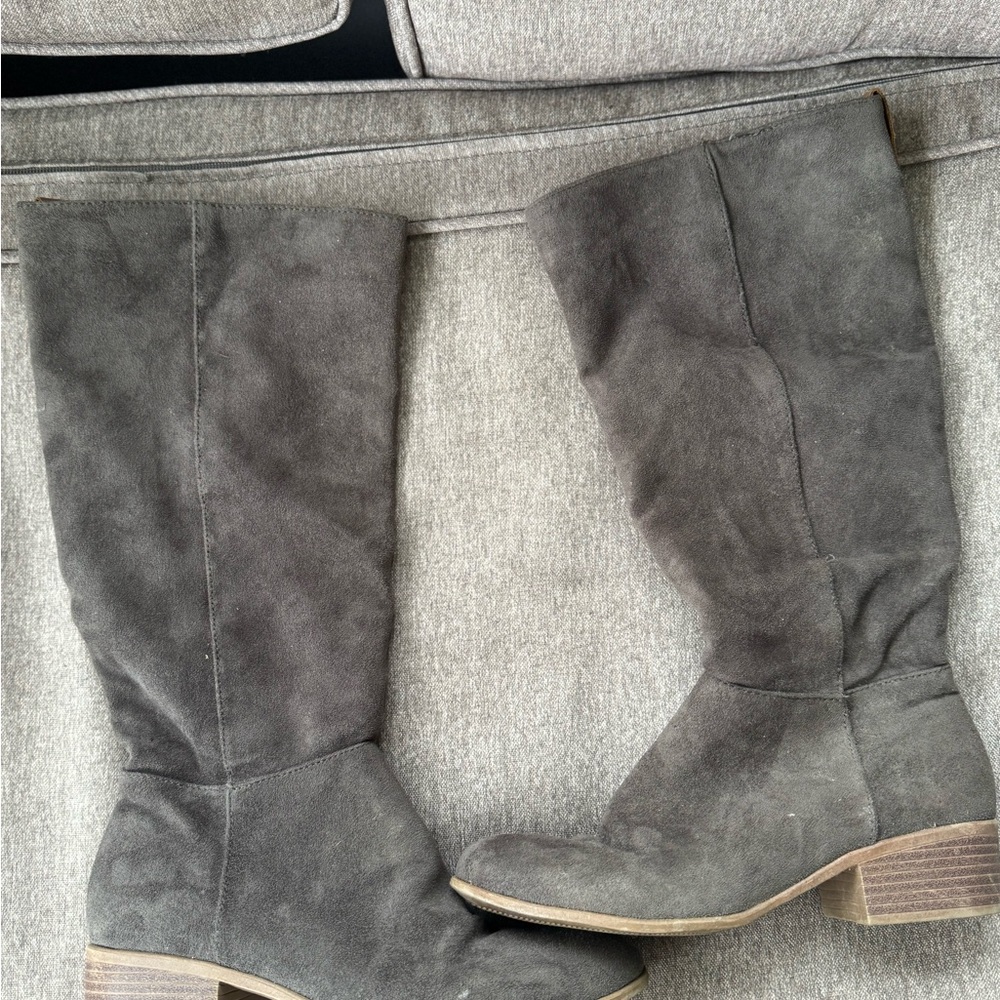 Classic Women's 6.5 Suede Boots in Gray